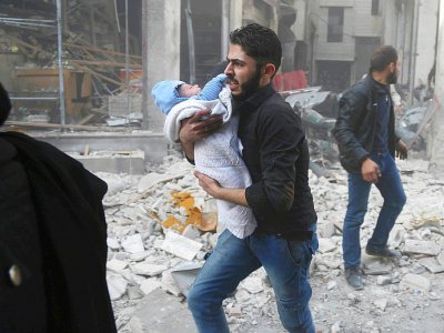 Le siège et les bombardements de la Ghouta orientale, région rebelle syrienne, font payer un lourd tribut aux enfants selon l'ONU comme lors de cette frappe à Hamouria le 3 décembre 2017 - Amer ALMOHIBANY [AFP]