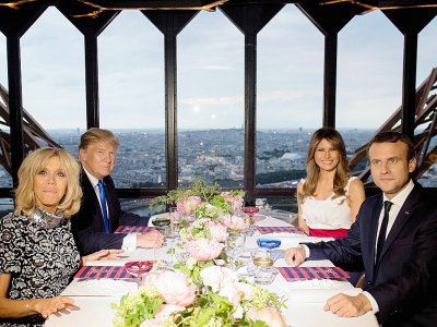 Les couples Macron et Trump lors d'un dîner sur la tout Eiffel à Paris, le 13 juillet 2017 - SAUL LOEB [AFP]