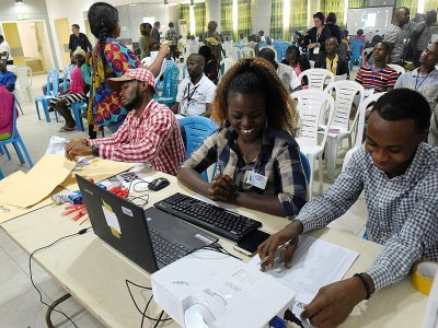 Décompte des bulletins de vote à l'issue du 2e tour de la présidentielle, le 27 décembre 2017 à Monrovia, au Liberia - SEYLLOU [AFP]