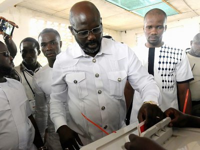 L'ex-star du football George Weah, élu à la présidence du Liberia, votant à Monrovia au second tour de l'élection présidentielle le 26 décembre 2017 - SEYLLOU [AFP/Archives]