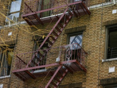 Des glaçons se sont formés au petit matin du 29 décembre 2017 sur l'escalier de secours d'un immeuble du Bronx ravagé par un incendie meurtrier la veille - KENA BETANCUR [AFP]