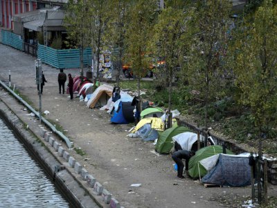 Des tentes de fortunes installées le long du Canal Saint-Martin, le 24 décembre 2017 à Paris - STEPHANE DE SAKUTIN [AFP/Archives]