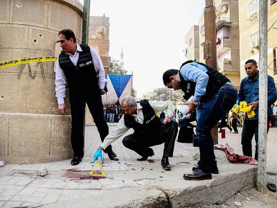 Des membres de la police judiciaire inspectent le site d'une attaque contre une église au sud du Caire, le 29 décembre 2017 - Samer ABDALLAH [AFP]