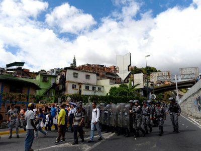 Des policiers anti-émeutes dispersent une manifestation à Caracas, le 28 décembre 2017 - FEDERICO PARRA [AFP]