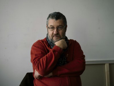 Le dessinateur bulgare Hristo Komarnitski dans son bureau à Sofia, le 11 décembre 2017 - Dimitar DILKOFF [AFP]