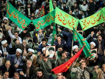 Des manifestants iraniens arborent des portraits du numéro un Ali Khamenei lors d'un rassemblement de soutien au gouvernement à Téhéran, le 30 décembre 2017 - HAMED MALEKPOUR [TASNIM NEWS/AFP]