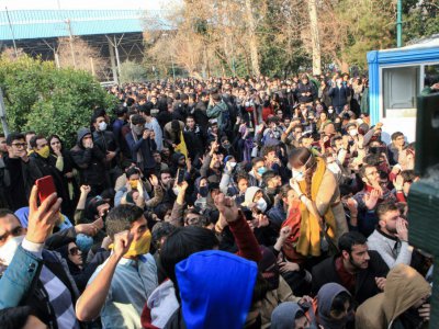 Des étudiants iraniens manifestent devant l'université de Téhéran, le 30 décembre 2017 - STR [AFP]
