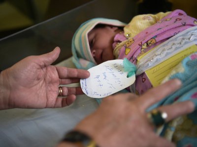 Un nouveau-né dans une maternité à Kaboul, le 26 décembre 2017 mais son anniversaire sera célébré par facilité tous les 1ers janvier,  faute de certificat de naissance officiel - Shah MARAI [AFP]