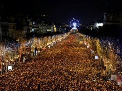 Plusieurs milliers de personnes sur "la plus belle avenue du monde", les Champs-Elysées, le 31 décembre 2017 à Paris - GUILLAUME SOUVANT [AFP]