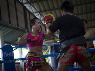 La boxeuse thaïlandaise Nong Rose à l'entraînement, le 15 décembre 2017 à Chachoengsao - Lillian SUWANRUMPHA [AFP]