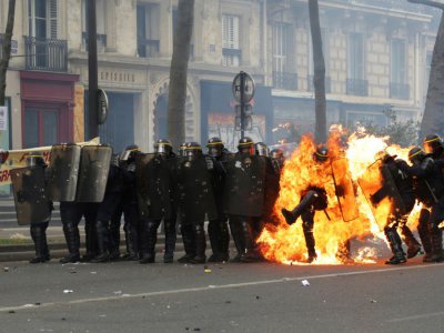 Des policiers attaqués pare des manifestants pendant une manifestation à Paris le 1er mai 2017 - Zakaria ABDELKAFI [AFP/Archives]