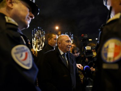 Le ministre de l'Intérieur Gerard Collomb rencontre des policiers et gendarmes patrouillant les Champs Elysées avant les célébrations du Nouvel An le 31 décembre 2017 à Paris - GUILLAUME SOUVANT [AFP/Archives]
