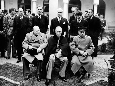 Winston Churchill aux côtés de Franklin Roosevelt et Joseph Staline à Yalta le 4 février 1945 - - [TASS/AFP]