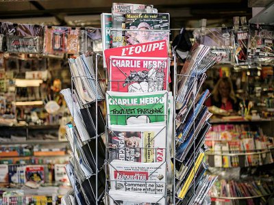 Des exemplaires de l'hebdomadaire satirique Charlie Hebdo, sur l'étalage d'un kiosquier à Lyon, le 25 février 2015 - JEFF PACHOUD [AFP/Archives]