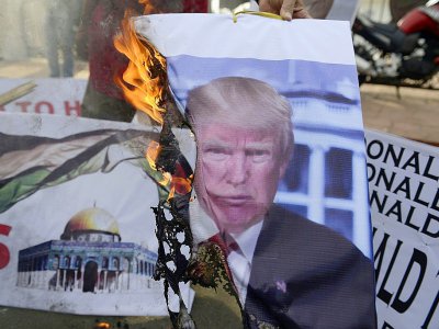 Des Indonésiens brûlent une photo du Président américain Donald Trump lors d'une manifestation contre la reconnaissance de Jérusalem comme capitale d'Israël  à Banda Aceh (Indonésie) le 10 décembre 2017 - CHAIDEER MAHYUDDIN [AFP]