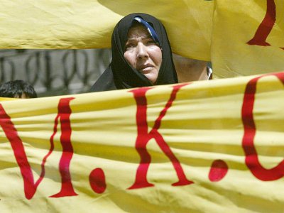La mère d'un membre des Moudjahidine du Peuple participe à un rassemblement devant l'ambassade de France à Téhéran le 16 juin 2004 - BEHROUZ MEHRI [AFP]