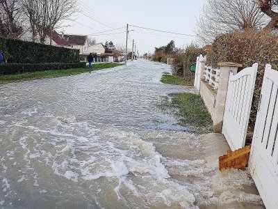 Les rues inondés après la rupture de la digue de Ver-sur-Mer. - Claude Vallart