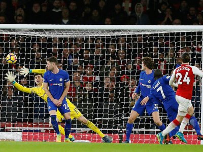 Le défenseur d'Arsenal Hector Bellerin marque contre Chelsea en 22e journée de Premier League le 3 janvier 2017 - Ian KINGTON [AFP]