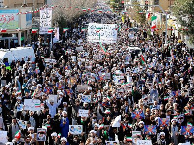 Des manifestants prorégime défilent dans la ville sainte iranienne de Qom, à 130 km au sud de Téhéran, le 3 janvier 2018 - Mohammad ALI MARIZAD [AFP]