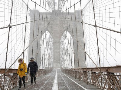 Des passants bravent le froid sur le pont de Brooklyn à New York, jeudi 4 janvier - ANGELA WEISS [AFP]
