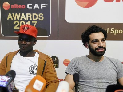Les attaquants sénégalais Sadio Mané (g) et égyptien Mohamed Salah, tous deux joueurs de Liverpool, rencontrent la presse avant la cérémonie de remise des prix de la Confédération africaine de football (CAF), le 4 janvier 2018 à Accra - PIUS UTOMI EKPEI [AFP]