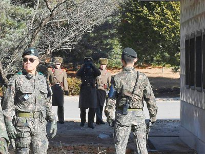 Des soldats nord-coréens et sud-coréens s'observent, dans le village de Panmunjom, dans la zone démilitarisée qui sépare les deux Corées le 27 novembre 2017 - - [KOREA POOL/AFP]