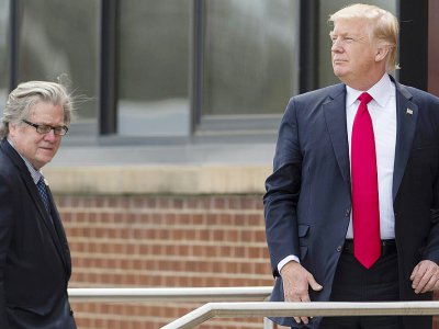 Donald Trump au côté de Steve Bannon, désormais ancien conseiller du président américain, à Kenosha dans le Wisconsin, le 18 avril 2017 - SAUL LOEB [AFP/Archives]