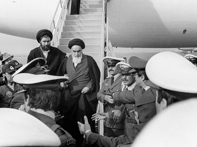 L'ayatollah Ruhollah Khomeiny à son arrivée à l'aéroport de Téhéran en provenance de France, où il était en exil, le 1er février 1979 - GABRIEL DUVAL [AFP/Archives]