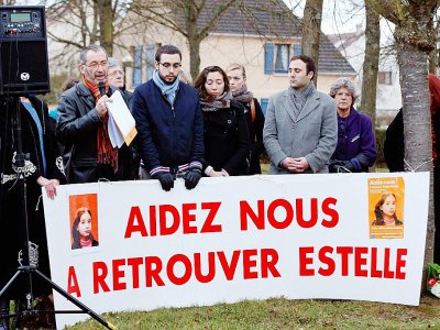 Eric Mouzin (g), père de Estelle Mouzin, lors d'un rassemblement le 11 janvier 2014 à Guermantes (près de Paris) - FRANCOIS GUILLOT [AFP/Archives]