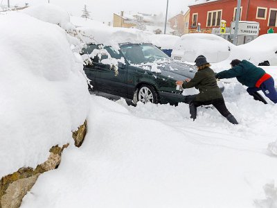 Des voitures couvertes de neige à Torrecaballeros, en Espagne, le 7 janvier 2018 - CESAR MANSO [AFP]