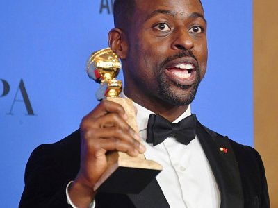 Sterling K. Brown, dimanche 7 janvier, avec le Golden Globe du meilleur acteur d'une série dramatique pour son rôle dans "This is us". - Frederic J. BROWN [AFP]