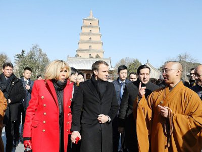 Emmanuel et Brigitte Macron lors de la visite de la Grande pagode de l'oie sauvage, après leur arrivée en Chine, à Xian, le 8 janvier 2018 - ludovic MARIN [POOL/AFP]