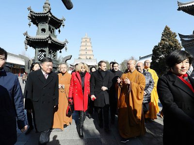 Emmanuel et Brigitte Macron visitent la pagode de la Grande pagode de l'oie sauvage, à Xian, en Chine, le 8 janvier 2017 - ludovic MARIN [POOL/AFP]