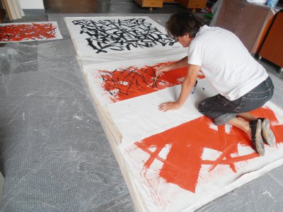 Le peintre travaille ses formats monumentaux directement au sol. Trois de ces œuvres rejoindront les collections du musée de Ningbo.