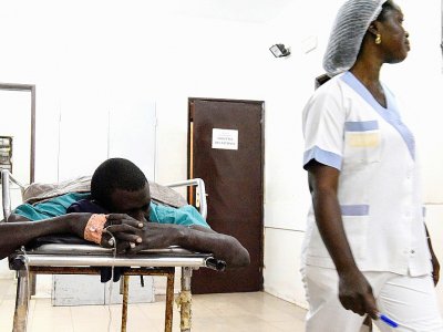 Une personne hospitalisée, le 7 janvier 2018 dans un hôpital de Ziguinchor,après une attaque qui a fait 13 morts dans une forêt de Casamance, région du sud du Sénégal en proie à une rébellion depuis 35 ans - SEYLLOU [AFP]