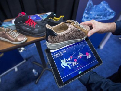Des chaussures connectées sont présentées au CES de Las Vegas, le 7 janvier 2018 - DAVID MCNEW [AFP]