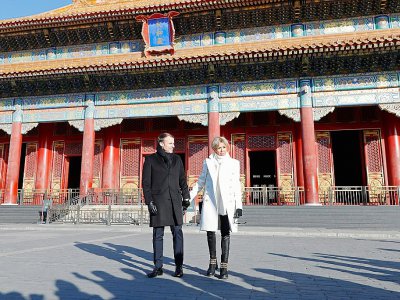Brigitte et Emmanuel Macron lors de la visite de la Cité interdite, le 9 janvier 2017 à Pékin - CHARLES PLATIAU [POOL/AFP]
