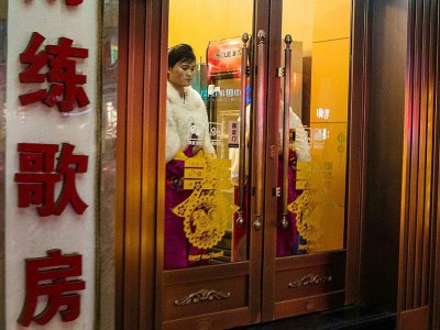 Une serveuse nord-coréenne attend le client dans un restaurant nord-coréen à Shenyang en Chine, le 7 janvier 2018 - Chandan KHANNA [AFP]