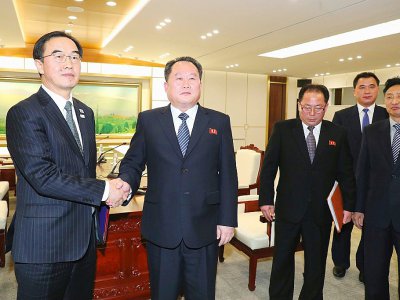 Poignée de mains entre le chef de la délégation nord-coréenne Ri Son-Gwon (d) et son homologue du Sud Cho Myung-Gyun à Panmunjom, le 9 janvier 2018 - - [Dong-A Ilbo/AFP]