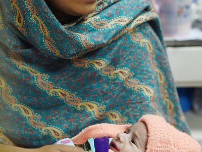 Sur cette photographie prise le 15 décembre 2017, Sartaj veille dans un hôpital d'Islamabad sur son bébé Kinza, atteinte de diarrhée et d'infection du sang - Farooq NAEEM [AFP/Archives]