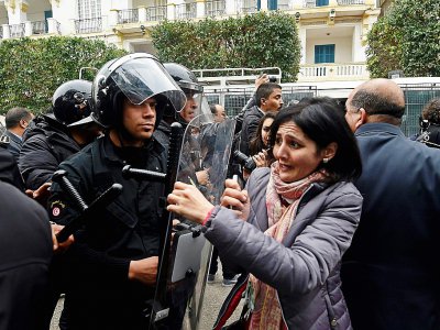 La police tunisienne encadre une manifestation à Tunis contre le gouvernement et la hausse des prix, le 9 janvier 2018 - FETHI BELAID [AFP]
