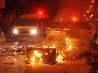 Des véhicules de police dans une rue d'Ettadhamen, dans la banlieue de Tunis, 
après des heurts nocturnes le 8 janvier 2018 - SOFIENE HAMDAOUI [AFP]