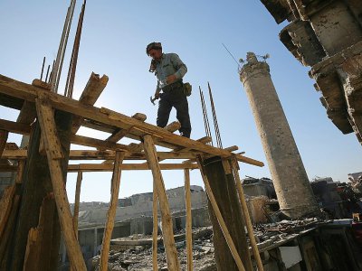 Un homme reconstruit une  maison endommagée dans la Vieille ville irakienne de Mossoul, le 8 janvier 2018 - AHMAD AL-RUBAYE [AFP]