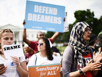 Immigrants et sympathisants manifestent lors d'un rassemblement à l'appui de l'Action différée pour les arrivées infantiles (DACA) devant la Maison Blanche le 5 septembre 2017 à Washington - Eric BARADAT [AFP]