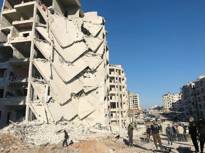 Des habitants regardent les dégâts causés par un bombardement, le 8 janvier 2018 dans la province rebelle d'Idleb, en Syrie - OMAR HAJ KADOUR [AFP]