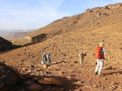 Des touristes près du village de Tergit, lors d'une randonnée d'une semaine dans la région de l'Adrar, le 27 décembre 2017 en Mauritanie - Nora SCHWEITZER [AFP]