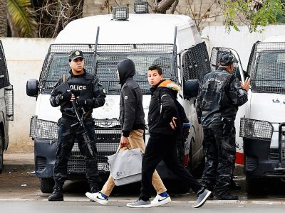 Des forces de sécurité tunisiennes sur le qui-vive le 11 janvier 2017 à Tebourba, à une quarantaine de km à l'ouest de Tunis - FETHI BELAID [AFP]