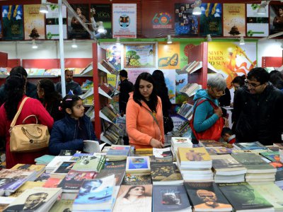 Des visiteurs regardent les livres exposés à la Foire internationale du livre de New Delhi, le 9 janvier 2018 en Inde - SAJJAD HUSSAIN [AFP/Archives]