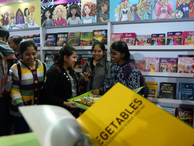 Des visiteurs regardent les livres exposés à la Foire internationale du livre de New Delhi, le 9 janvier 2018 en Inde - SAJJAD HUSSAIN [AFP/Archives]