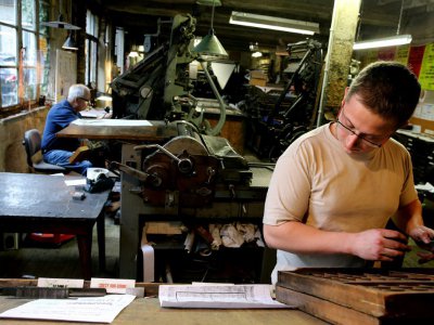 Cinq jeunes de moins de 35 ans travaillent dans l'atelier  à la fabrication du journal, le 2 janvier 2018 à Vervins - FRANCOIS NASCIMBENI [AFP]